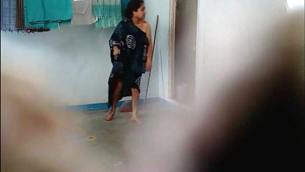 சேவல் கடினப்படுத்தும் பொன்னிற மாட்டுப் பெண் ரிலே ரே ஒரு ஊதுகுழலைக் கொடுக்கிறார்
