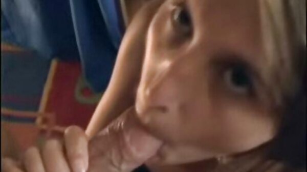 ஹஸ்ஸி லெஸ்பியன் தோழிகளான ஜெனிபர் ஒயிட் மற்றும் ஆகஸ்ட் அமேஸ் ஒரு சேவல் சவாரி செய்கிறார்கள்