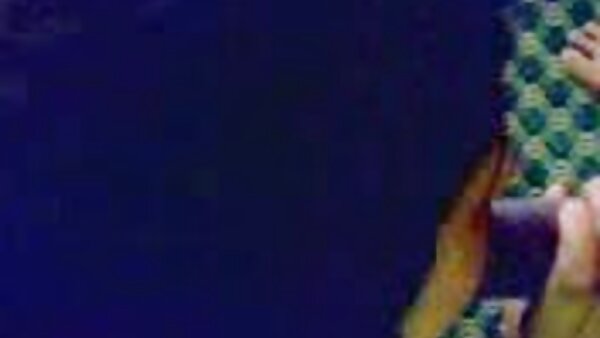 மெலிந்த உடல்கள் கொண்ட தாடையைக் குறைக்கும் ஹாட்டிகள் பழுதுபார்ப்பவரை மயக்குகின்றன
