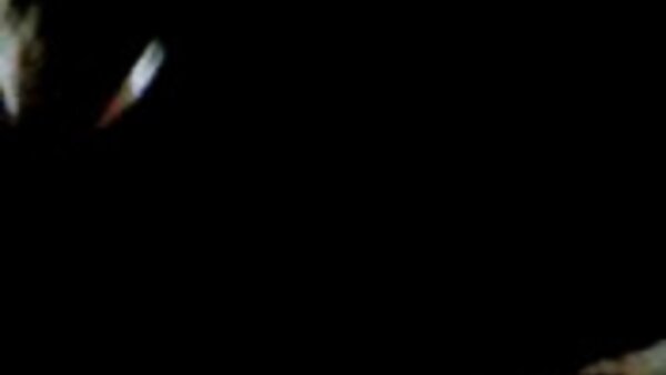 குறும்பு ஆசியக் குஞ்சு தனது முடிகள் நிறைந்த அவளது புண்டையை கறுப்பு நிற ஸ்டூடால் புணர்கிறது