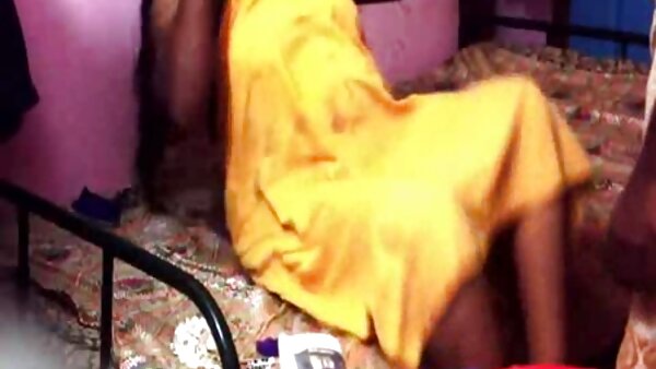 ஒரு ஜோடி சூடான இரத்தம் கொண்ட கனாக்கள் படுக்கையில் லேசான ஹேர்டு பிச்சுடன் ஹாட் த்ரீஸம் கொண்டுள்ளனர்